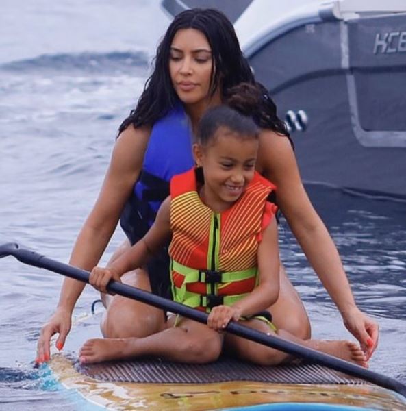 Ким Кардашьян в очень откровенном купальнике отдыхает на яхте
