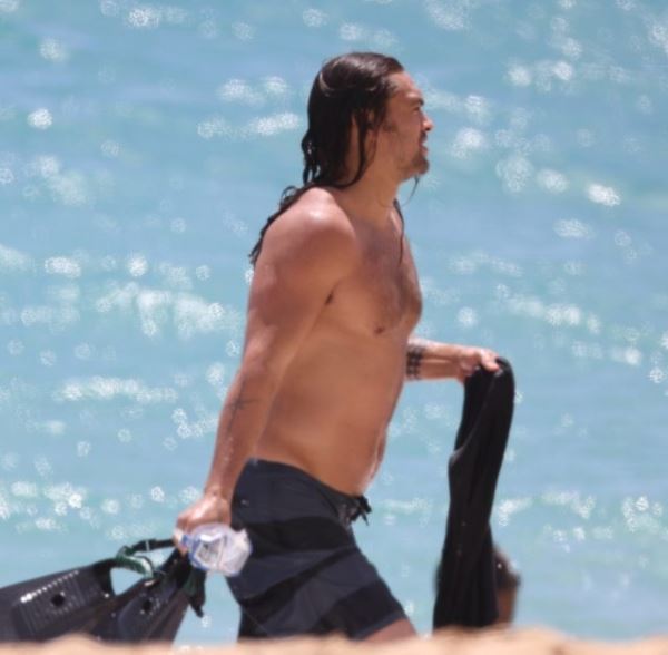 Настоящий «Аквамен»: Джейсон Момоа показал идеальный торс на пляже