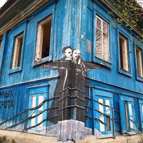Российский уличный художник, который оставляет после себя "следы" в самых неожиданных местах по всей стране и за её пределами (23 фото)