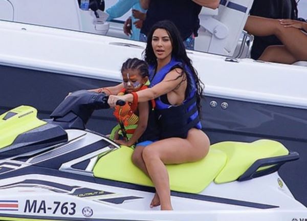 Ким Кардашьян в очень откровенном купальнике отдыхает на яхте
