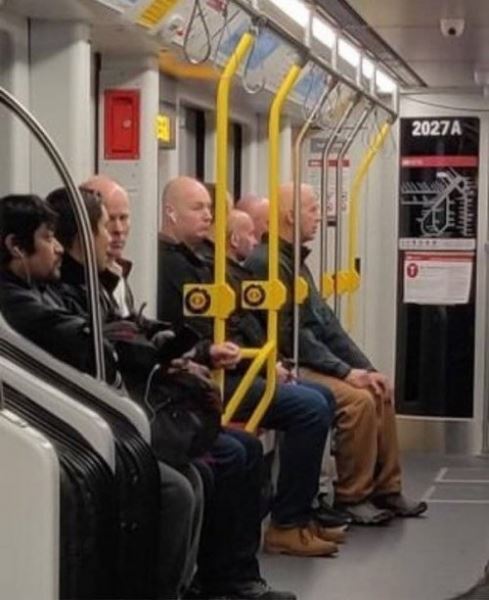 Странные и необычные пассажиры в метро (20 фото)