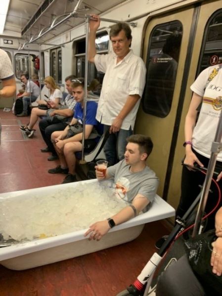 Странные и необычные пассажиры в метро (21 фото)