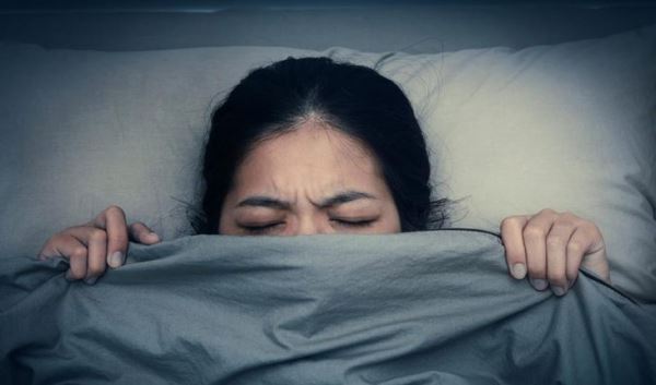 8 причин, почему нельзя пользоваться телефоном перед сном и брать девайс в кровать