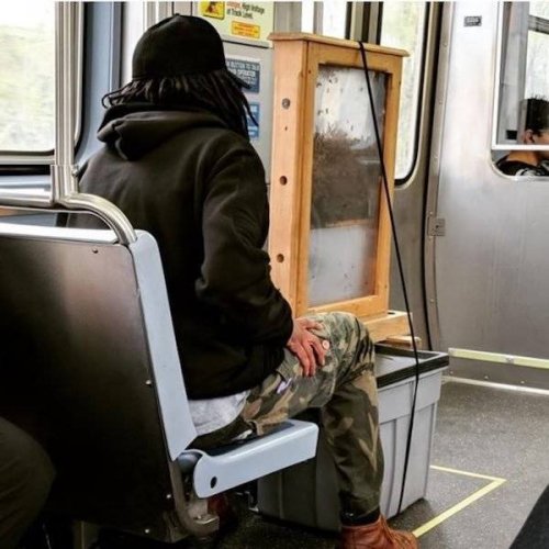 Странные и необычные пассажиры в метро (20 фото)