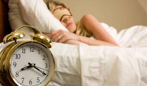 8 причин, почему нельзя пользоваться телефоном перед сном и брать девайс в кровать